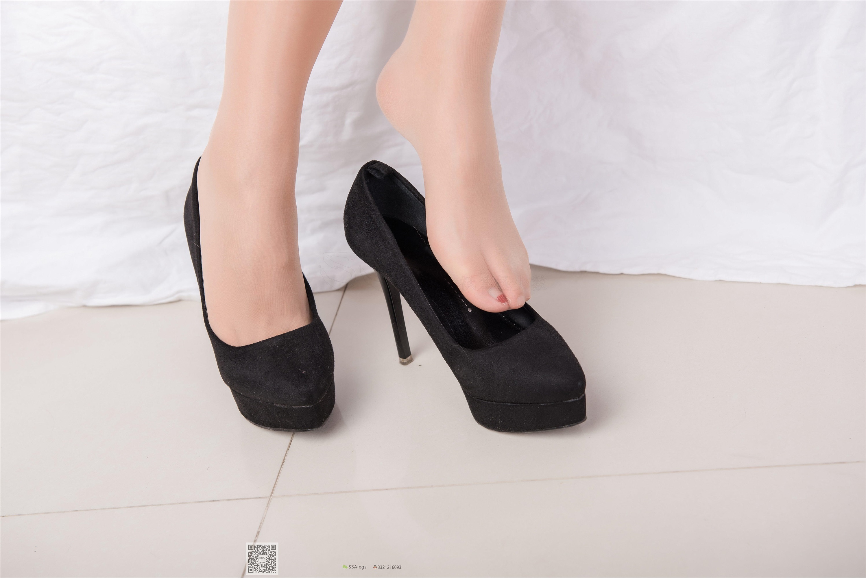 SSA丝社 NO.026 芷沫 混血美女的进口油亮咖啡色丝袜初体验